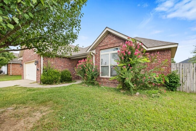 Building Photo - 702 Grant Ave