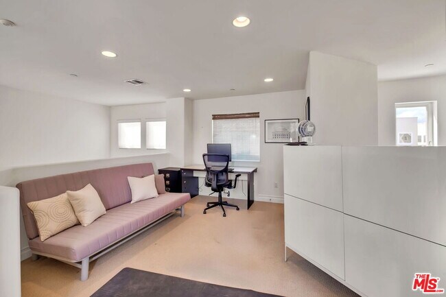 Building Photo - 15206 Burbank Blvd