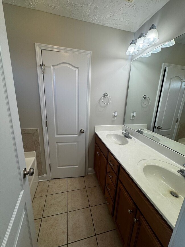 Building Photo - 3 Bedroom 2 Bath with Bonus in Hope Mills