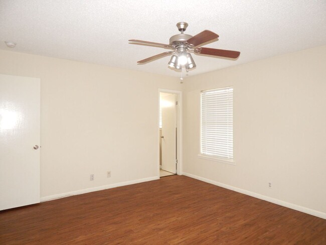 Building Photo - South Tyler, Beautiful 3 Bedroom, 2 Bath Home with RV Parking!