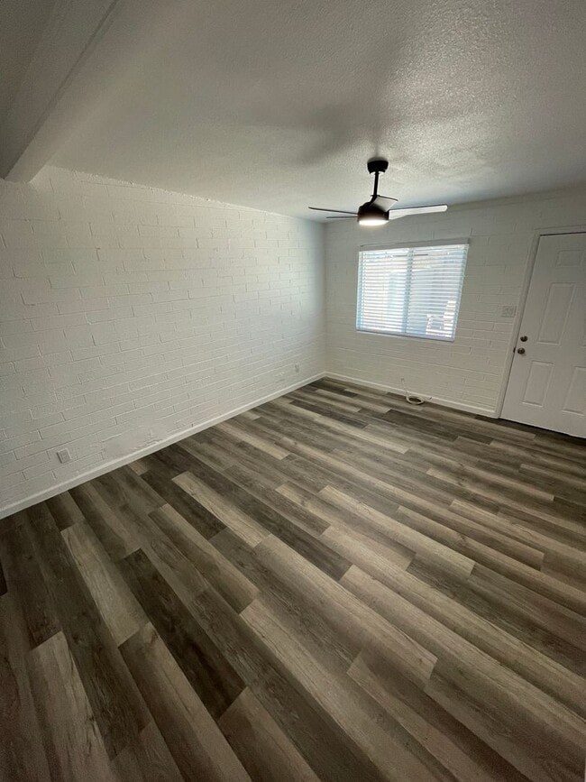 Building Photo - READY TO VIEW NOW! 2 Bedroom, 1 Bath Apart...