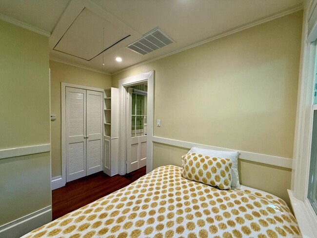 Building Photo - PEACEFUL MADRONE CANYON ONE BEDROOM COTTAGE NEAR DOWNTOWN LARKSPUR