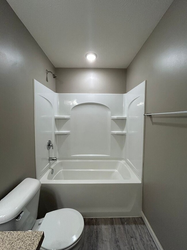 Building Photo - Spacious 4 Bedroom Duplex Near Village Pointe
