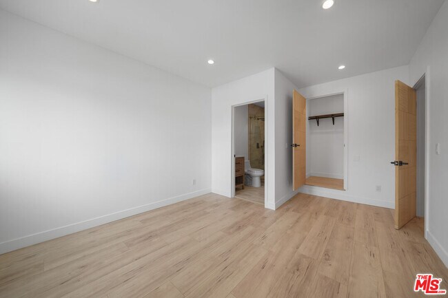 Building Photo - 6835 Yolanda Ave
