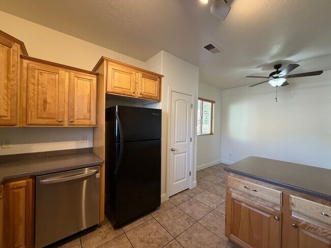 Building Photo - MCKENNA COTTAGES FOR RENT IN DOWNTOWN ST. GEORGE!