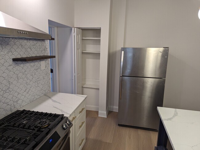 Building Photo - 615 E Thompson St