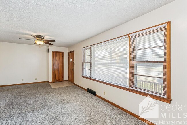 Building Photo - Spacious 3 bedroom - ready for move in!