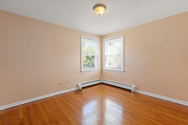 Building Photo - 2650 W Touhy Ave