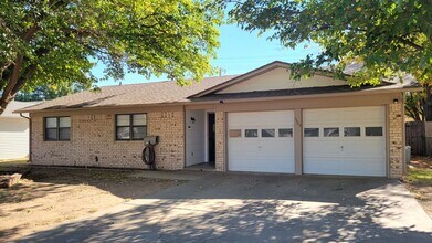 Building Photo - Leasing now! Cozy and comfortable 3/2/2 Brick Home Available for August