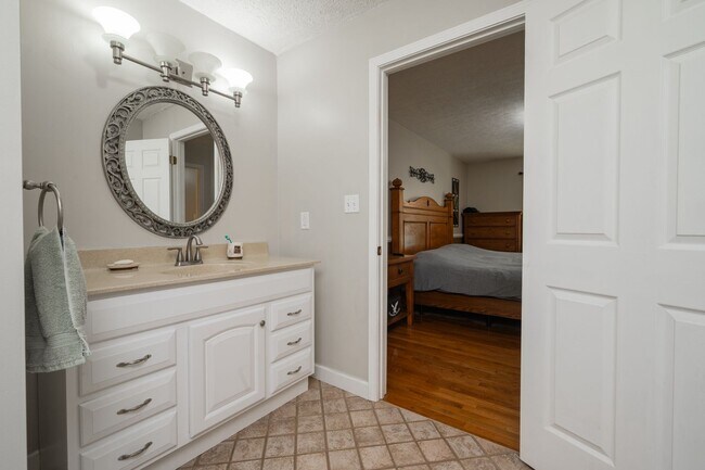 Building Photo - 3 br/ 2 bath home, private setting with garage/workshop