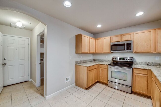 Building Photo - COMING SOON! CHARMMING 2 BEDROOM TOWNHOME ...