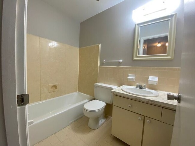 Building Photo - Remodeled 1 Bedroom Apartment!!! Walk to t...