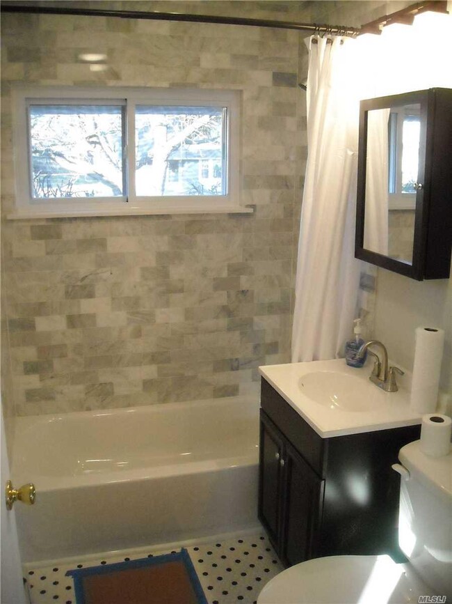 Building Photo - 267 Elm Dr S