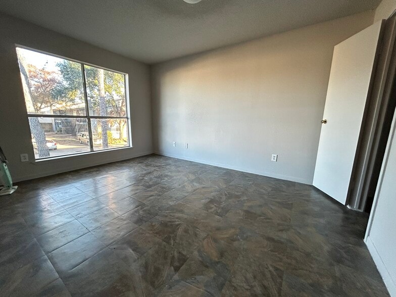 Building Photo - 10001 Westpark Dr