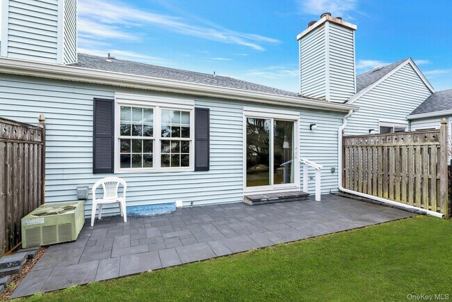 Building Photo - 2555 Youngs Ave