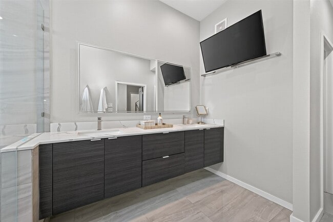 Building Photo - 607 Memorial Heights Dr