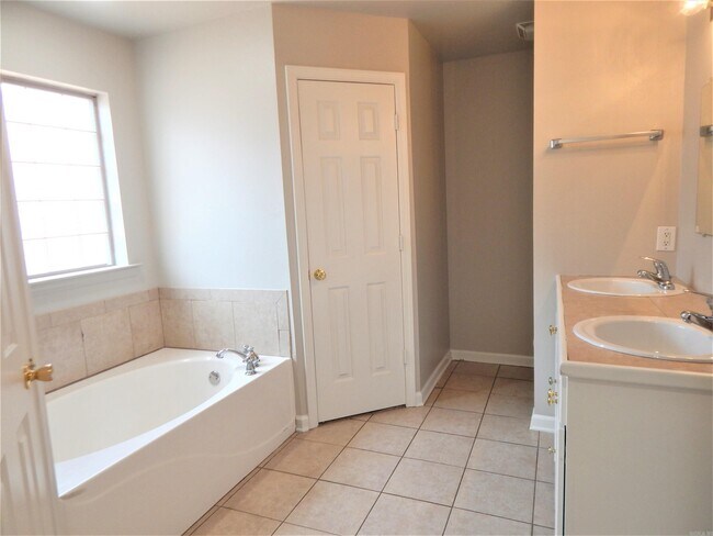 Building Photo - 451 Wisteria Dr