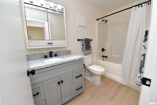 Building Photo - 123 SW Jefferson Ave