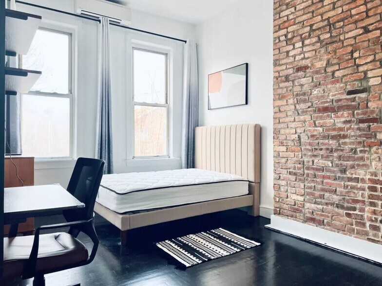 Building Photo - Furnished room/NOT APARTMENT