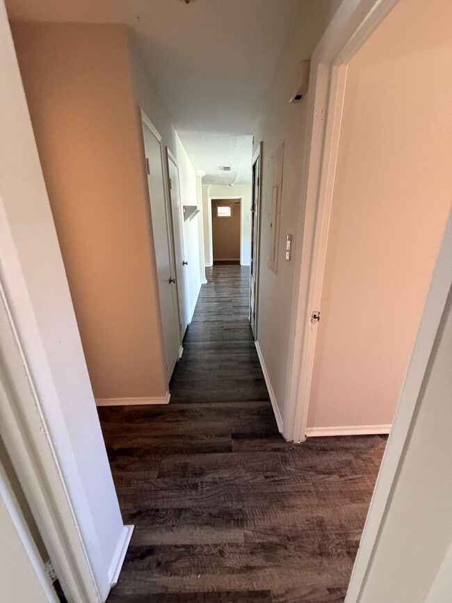 Building Photo - 323 Meadowbrook Ln