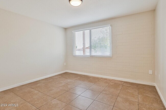 Building Photo - 7416 W Glenrosa Ave