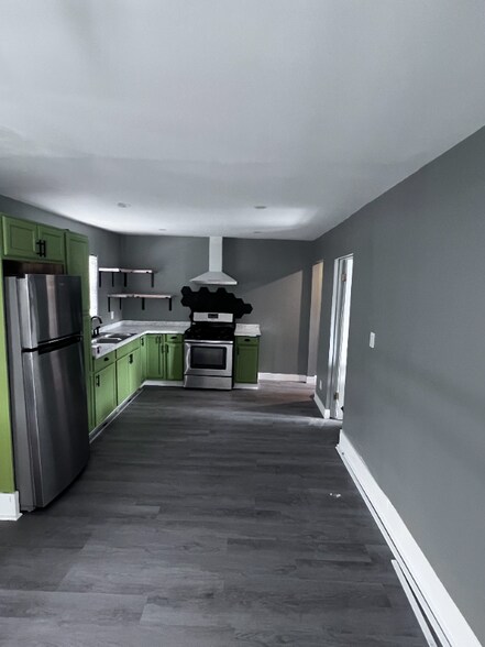 Building Photo - 5850 Estrella Ave