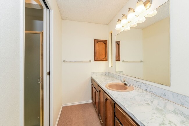 Building Photo - Charming 4 bed, 2.5 bath Lynnwood Home, $3...