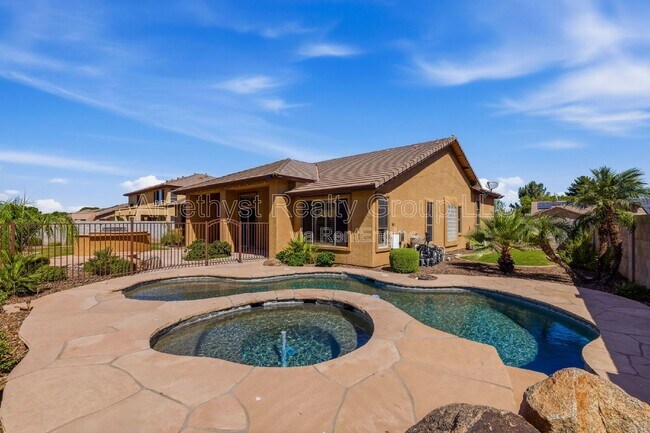 Building Photo - 7017 W Greenbriar Dr