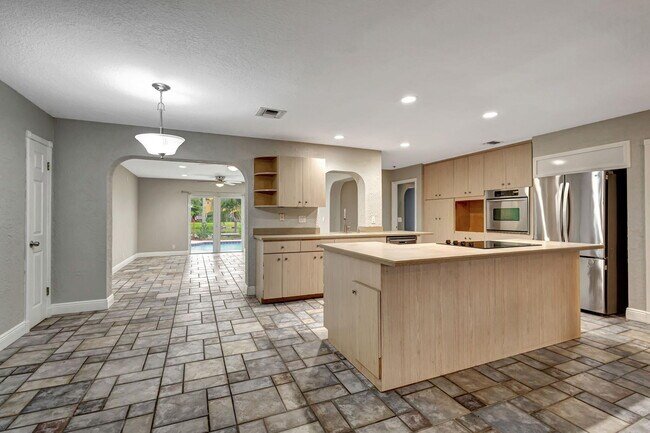 Building Photo - 1402 Cormorant Rd