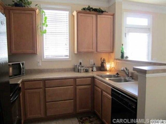 Building Photo - 3BR End Unit Townhome in Summers Walk