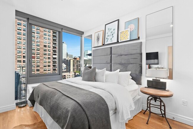 Building Photo - 550 W 54th St