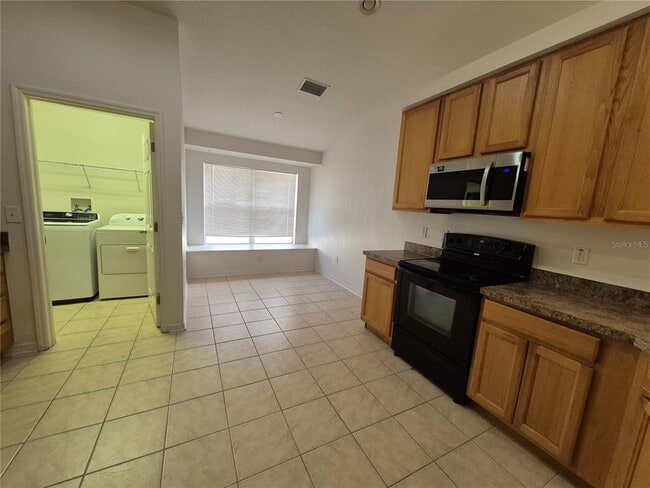 Building Photo - 6833 Runner Oak Dr