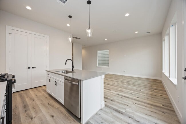 Building Photo - 6111 Campos Dr