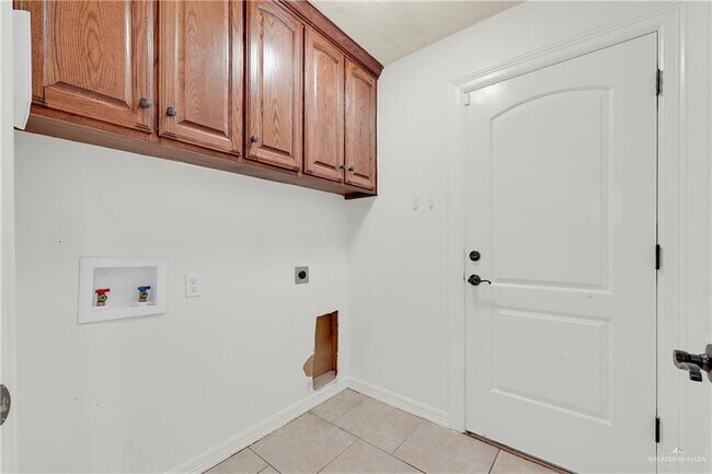Building Photo - 2523 Yellow Rose Dr