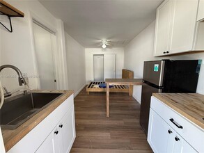 Building Photo - 1725 Hayes St