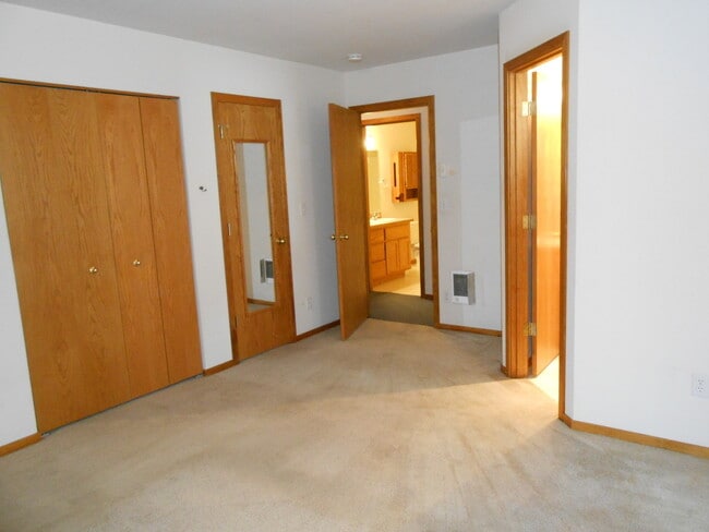 Building Photo - VIDEOTOUR: 2-Bedroom with Garage, close to...