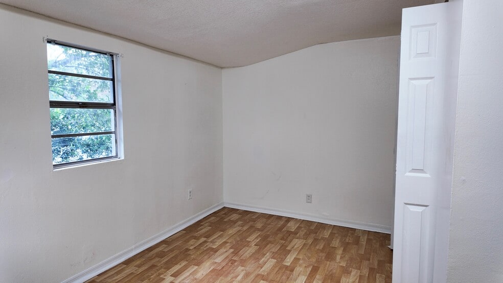 Building Photo - 3426 Golfview Blvd