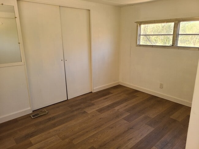Building Photo - $250 OFF 1ST MONTHS RENT! Beautiful Studio...