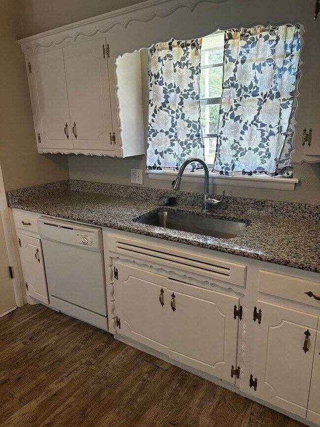 Building Photo - Great 3 bd/1.5 ba Home - Lots of Built-in Storage