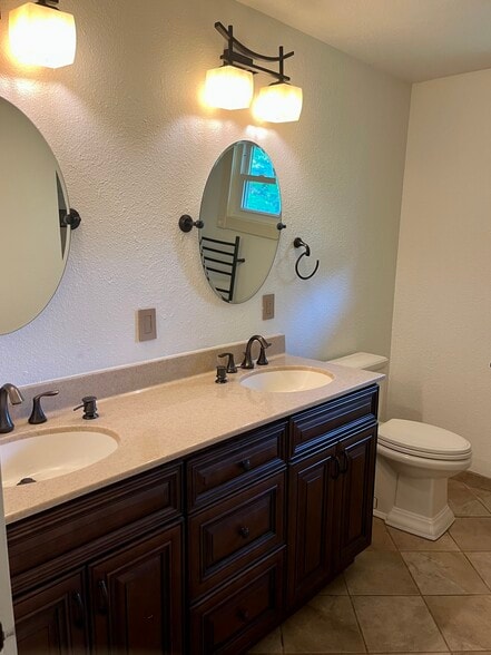 Hall Bathroom - 2108 Valley Ln
