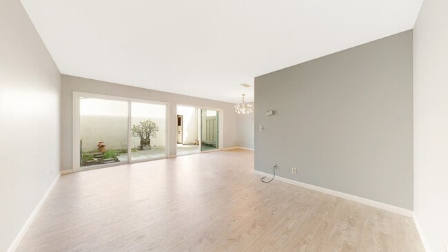 Building Photo - Sunnyvale Townhome, 3 beds 1.5 baths, Nice...