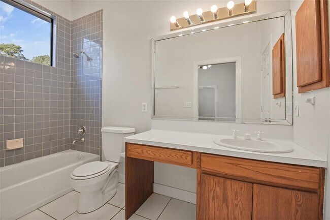 Building Photo - 5 Oak Crest Cir