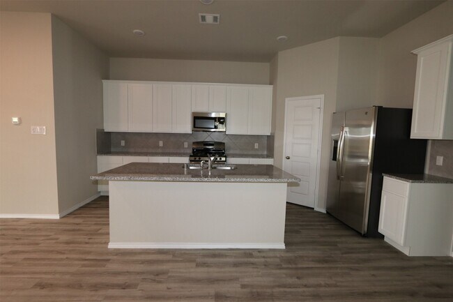 Building Photo - 2015 Levant Ln