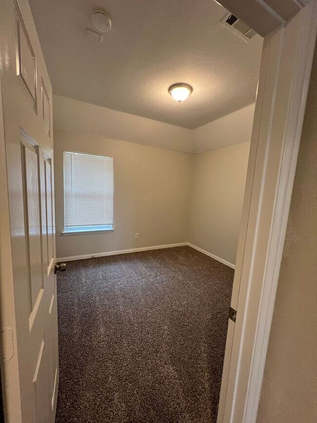 Building Photo - **Modern 3BR/2.5BA Home with Garage & Spac...
