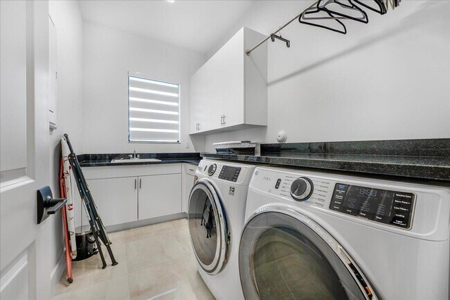 Building Photo - 9093 Chauvet Wy