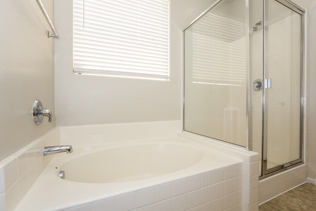 Building Photo - 5633 N Lookout Crest St