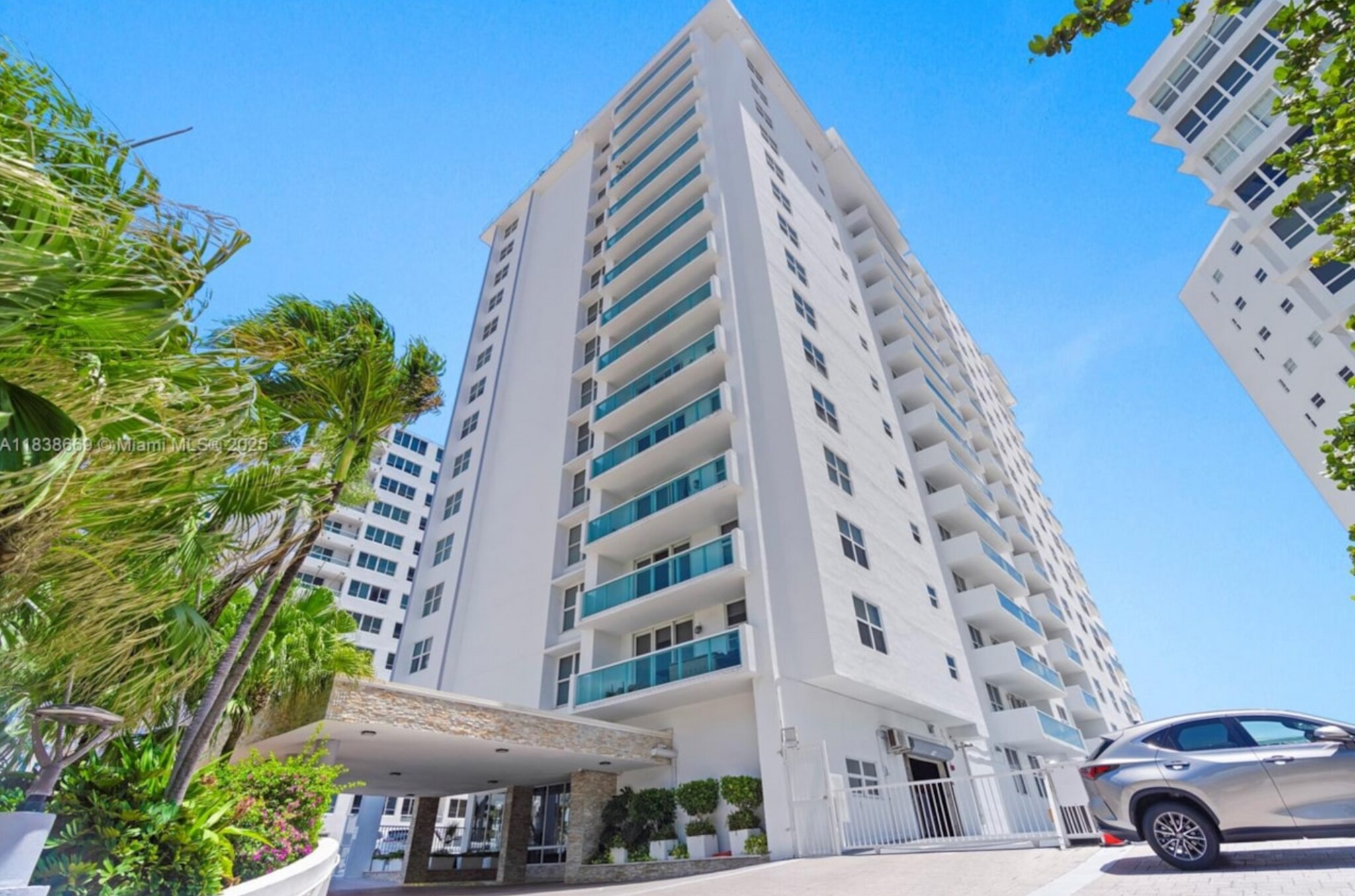 ENTRANCE - 5001 Collins Ave