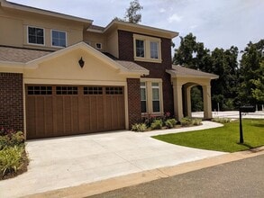Building Photo - An amazing Townhouse for people who like b...