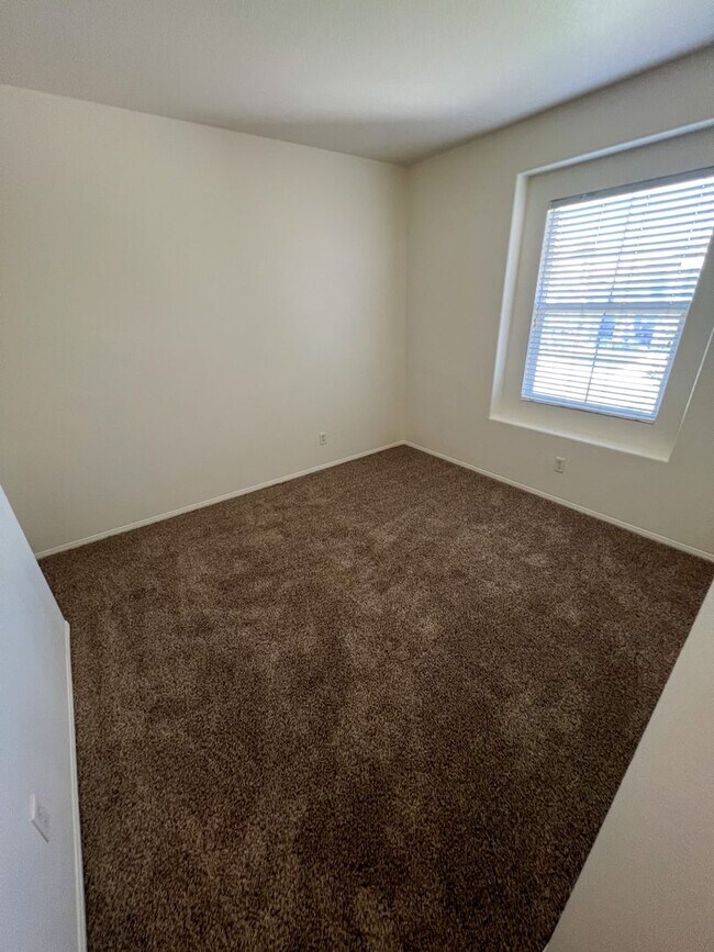 Building Photo - Spacious 4 Bedroom 3 Bathroom Home with 3 ...