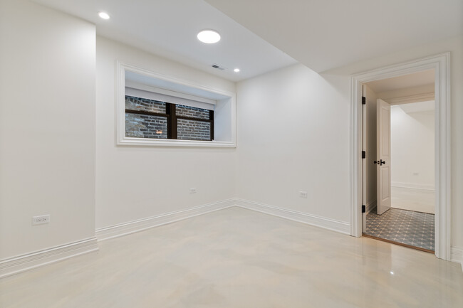 Building Photo - 2053 W Evergreen Ave